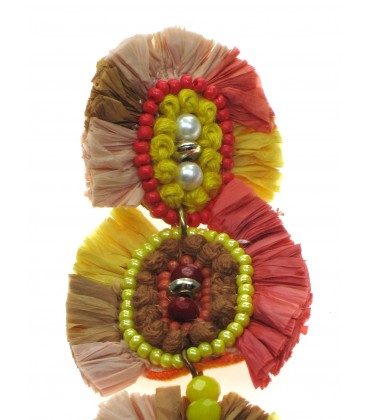 Beige gekleurde oorhangers met kleine kralen, koord en raffia