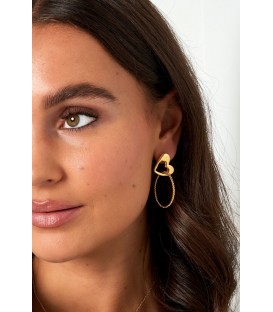 Zilverkleurige oorhangers met gedraaide ring en een hartje als oor stukje