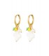 Goudkleurige Oorringen met Witte Klaver en Gekleurde Kraaltjes - Trendy Accessoires voor Stijlvolle Looks