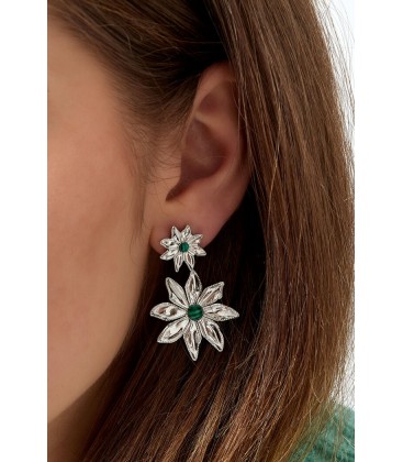 Goudkleurige bloemen oorhangers met een groen steentje
