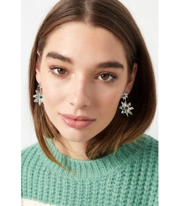 Goudkleurige bloemen oorhangers met een groen steentje