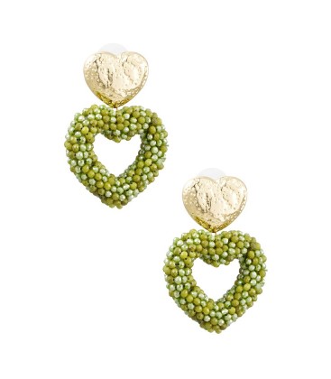 Licht groene harten oorhangers met een goudkleurig oor stukje