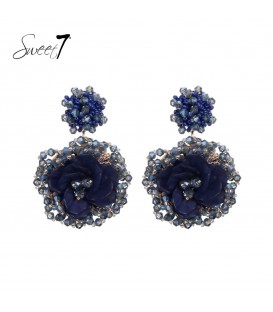 Blauwe bloemen oorhangers met glas kralen
