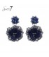 Blauwe bloemen oorhangers met glas kralen