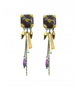 Bruin met gele oorclips met kralen