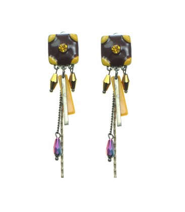 Bruin met gele oorclips met kralen