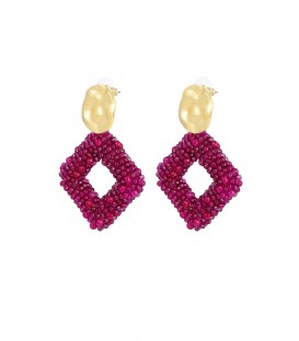 Fuchsia roze oorhangers van glas kralen en een goudkleurig element