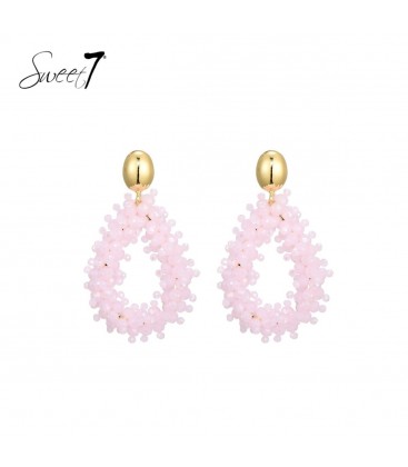 Roze glas kralen oorhangers met een goudkleurig oor stukje