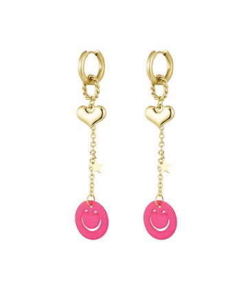 Goudkleurige oorhangers met een hartje en een fuchsia roze smiley