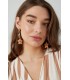 Goudkleurige oorhangers met een beige bloem en bedels
