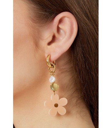 Goudkleurige oorhangers met een beige bloem en bedels