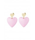 Roze harte oorhangers met een goudkleurig hartje als oor stukje