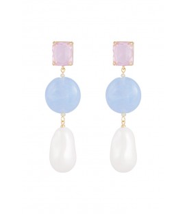 Blauw met roze oorhangers en een imitatie parel