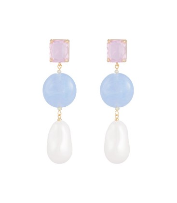 Blauw met roze oorhangers en een imitatie parel