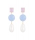 Blauw met roze oorhangers en een imitatie parel