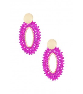 Goudkleurige oorhangers met meerdere rijen roze glas kralen