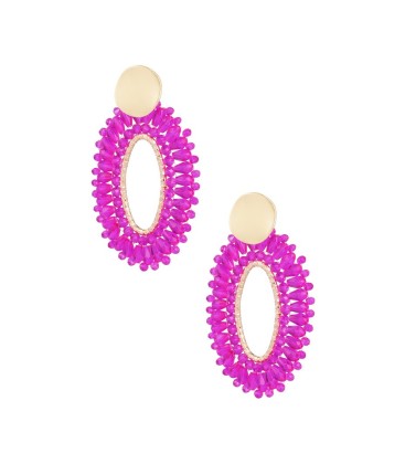 Goudkleurige oorhangers met meerdere rijen roze glas kralen