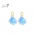Goudkleurige oorringen met blauwe bloemen hanger