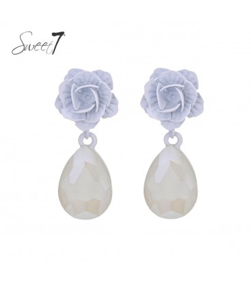 Witte oorhangers met een bloem motief