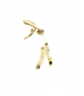 Witte oorclips met parelmoer en goudkleurig oor stukje