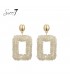 Beige oorhangers met glas kralen en een goudkleurig detail