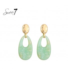 Groene oorhangers met motief en een goudkleurig detail