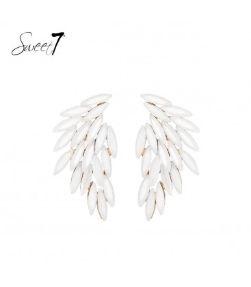 Witte oorhangers met glas steentjes