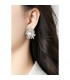 Zilverkleurige oorclips met ingelegd met witte parels
