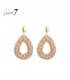 Beige gekleurde glaskralen oorhangers met een goudkleurig detail