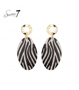 Zwart gekleurde oorhangers met print en een goudkleurig detail