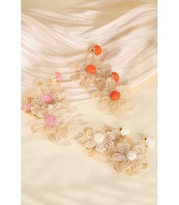 Gebroken witte bloemen oorhangers van raffia