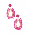 Fuchsia roze oorhangers van raffia en een goudkleurige rand in het midden