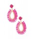 Fuchsia roze oorhangers van raffia en een goudkleurige rand in het midden