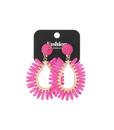 Fuchsia roze oorhangers van raffia en een goudkleurige rand in het midden