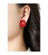Roze oorclips met een goudkleurig detail in het midden