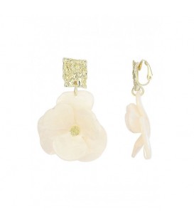 Oorclips witte bloemen met goudkleurig gehamerde oor stukjes