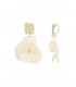 Oorclips witte bloemen met goudkleurig gehamerde oor stukjes