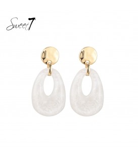 Witte oorhangers met een goudkleurig element