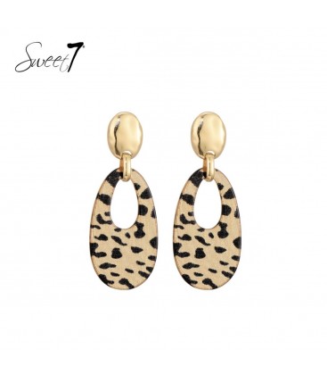 Goudkleurige oorhangers met dieren print in de hanger