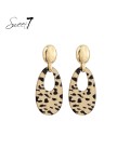 Goudkleurige oorhangers met dieren print in de hanger