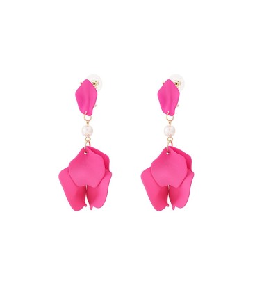 Fuchsia roze oorhangers met mooie hangertjes en een wit kraaltje