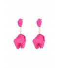 Fuchsia roze oorhangers met mooie hangertjes en een wit kraaltje