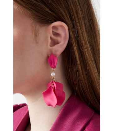 Fuchsia roze oorhangers met mooie hangertjes en een wit kraaltje