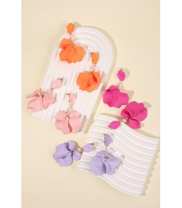 Fuchsia roze oorhangers met mooie hangertjes en een wit kraaltje
