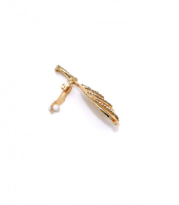 Goudkleurige oorclips met een mooi patroon gevuld met heldere strass steentje