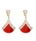 Goudkleurige oorclips met een rood vlak en heldere strass steentjes