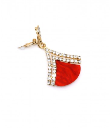 Goudkleurige oorclips met een rood vlak en heldere strass steentjes