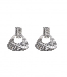 Oorclips zilverkleurige met een bewerkt motief en strass steentjes