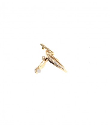 Goudkleurige oorclips met een bewerkt motief en strass steentjes