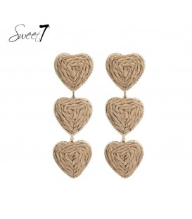 Camel kleurige oorhangers met 3 harten van raffia
